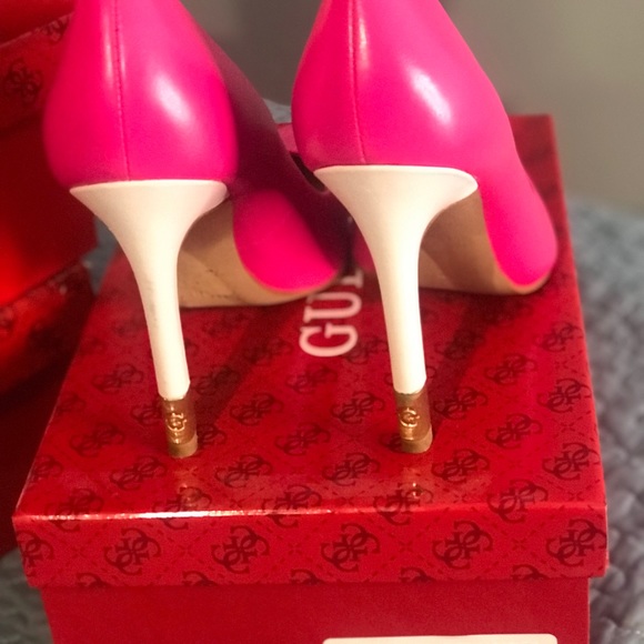 GUESS babbitta pointed toe pumps. - Picture 6 of 6